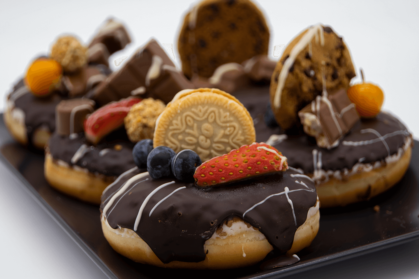 Bild von Donuts mit Keksen und Früchten
